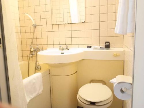 那覇市にあるHotel-澄Sumiの洗面台とトイレ付きの小さなバスルーム