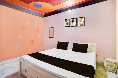 A bed or beds in a room at SPOT ON Pradhan Hotel