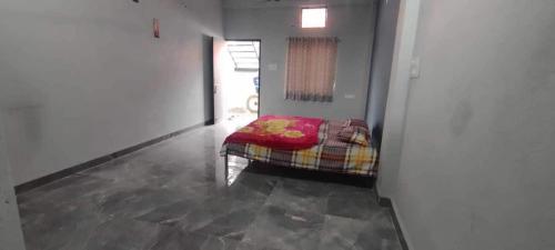 a room with a bed with a red blanket at Hotel O Sangam Gardan in Sipra