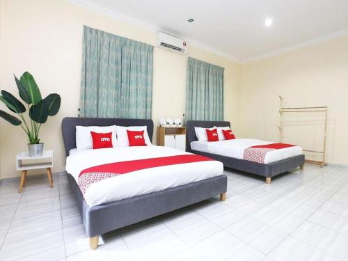 Кровать или кровати в номере OYO 89607 Aloha Chalet