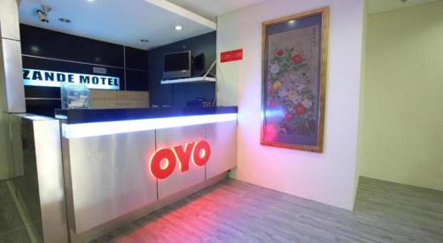 a restaurant with an oro sign on the wall at OYO 822 Zande Motel Kuala Selangor in Kuala Selangor