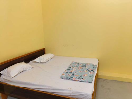 Postel nebo postele na pokoji v ubytování Hotel O Shree Palace