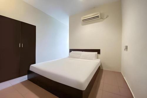 a large white bed in a room with at SPOT ON 91178 Motel Impian in Seri Manjung