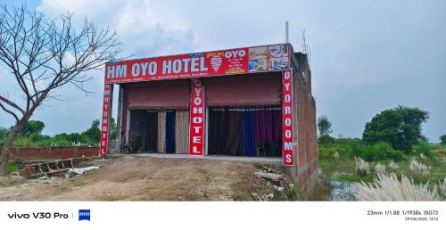 een gebouw met een bord waarop staat: herberg twee hotel bij SPOT ON HM HOTEL in Mundarwa