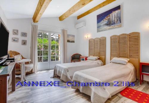 Ein Bett oder Betten in einem Zimmer der Unterkunft Domaine L'Helion