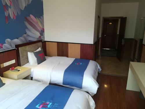 Postel nebo postele na pokoji v ubytování PAI Hotels·Zigong Rong County Dafosi South Bus Station
