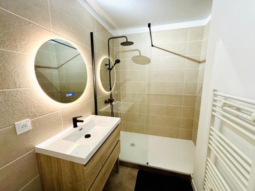 a bathroom with a sink and a shower at T2 proche Thermes Vals Idéal curistes et familles in Vals-les-Bains