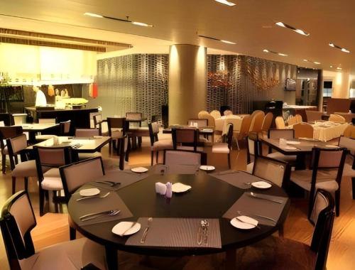 Un restaurante o sitio para comer en Ramada by Wyndham Xi'an Bell Tower