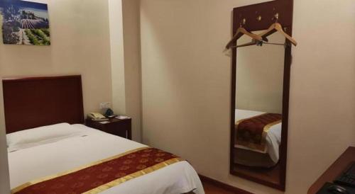 Una cama o camas en una habitación de GreenTree Inn Datong YundinGYAyuan Express Hotel