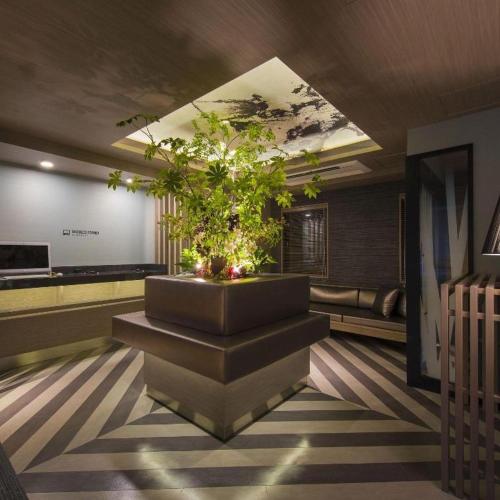 a room with a large plant in the middle of it at Hotel Ann Tsukiji in Tokyo