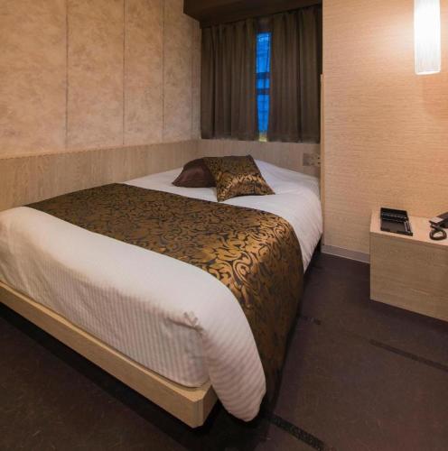 a bedroom with a large bed in a room at Hotel Ann Tsukiji in Tokyo