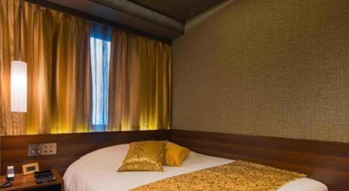 a bedroom with a bed and a window at Hotel Ann Tsukiji in Tokyo