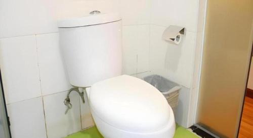 a bathroom with a white toilet in a room at 7 Days Inn Changzhou Yancheng Technology Metro Station in Changzhou