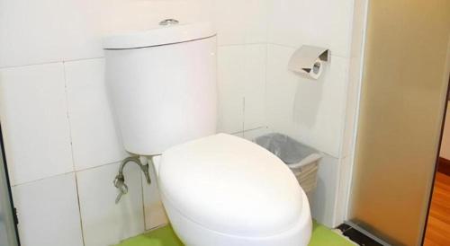a bathroom with a white toilet in a room at 7 Days Inn Changzhou Yancheng Technology Metro Station in Changzhou
