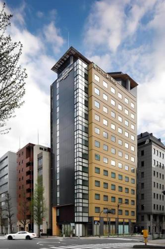 a tall building with a lot of windows at Hotel Yaenomidori Tokyo in Tokyo