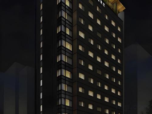 a tall building with many windows at night at Hotel Yaenomidori Tokyo in Tokyo