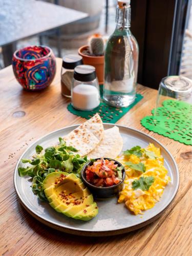 Φαγητό σε αυτό το ξενοδοχείο διαμερισμάτων ή κάπου εκεί κοντά