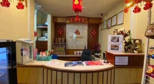 a restaurant with a counter in a room at OYO 89958 Hotel Umimas in Lahad Datu
