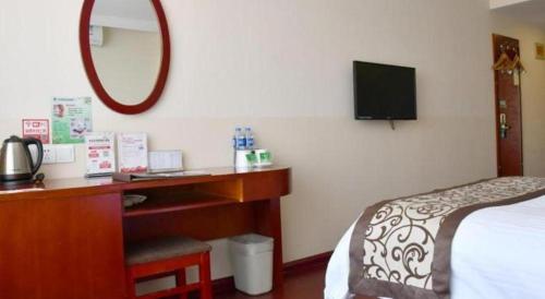 Кровать или кровати в номере GreenTree Inn Tianjin JinNan ShuangLin Metro Station Express Hotel