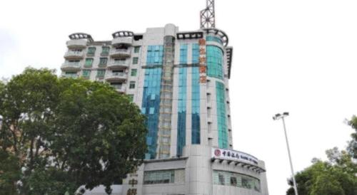 a building with a crane on top of it at Vienna 3 Best Hotel Dongguan Fenggang Yongsheng Street in Tiantangwei
