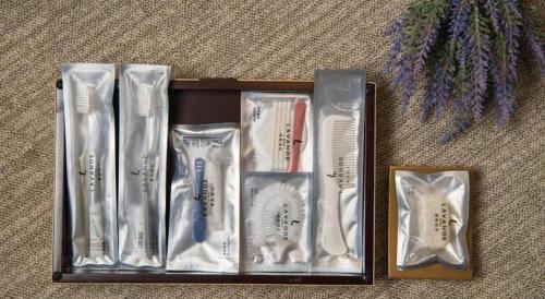 a wooden box filled with toothbrushes and other tooth brushes at Lavande Hotels Dalian Software Park University of Technology in Dalian