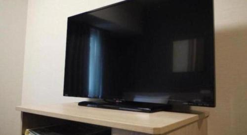 a flat screen tv sitting on top of a table at Hotel Route Inn Kitamatsudo Ekimae in Kashiwa