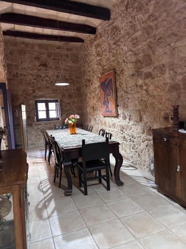 a dining room with a table and chairs at Ta Skorba Farmhouse Mgarr in Mġarr