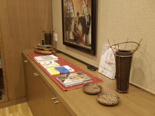 a counter with books and magazines on top at Hotel Sunoak Kashiwanoha in Kashiwa
