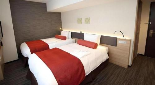 a hotel room with two beds in a room at KEIKYU EX INN Hamamatsucho Daimon-Station (Tokyo) in Tokyo