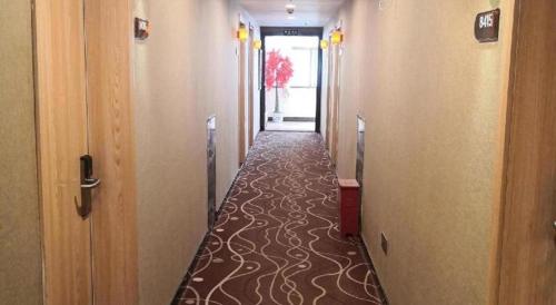 a corridor of a hallway with a long corridorngthngthngthngthngthngthngth at 7 Days Premium Hotel Ji'an Taihe Gongnongbing Avenue in Ji'an