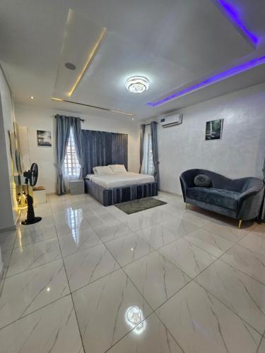 ラゴスにある5 Bedrooms and 5 Bathrooms Luxury Duplex With Private Swimming Poolの広いリビングルーム(ベッド1台、ソファ付)
