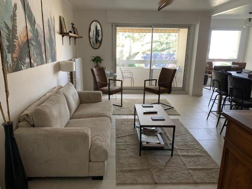 Large 2 bedroom apartment with a quiet harbor view, fiber, balcony, parking