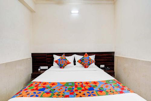 een slaapkamer met een bed met een kleurrijk dekbed bij Via NAR Comforts in Bangalore