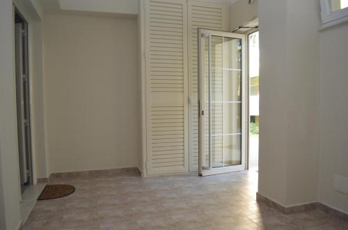 an empty room with a door and a tile floor at Rezidenca Kalter Durres in Golem