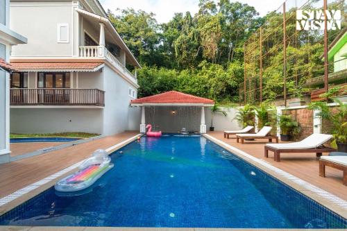 Πισίνα στο ή κοντά στο StayVista at Casa Verano with Pool, BBQ