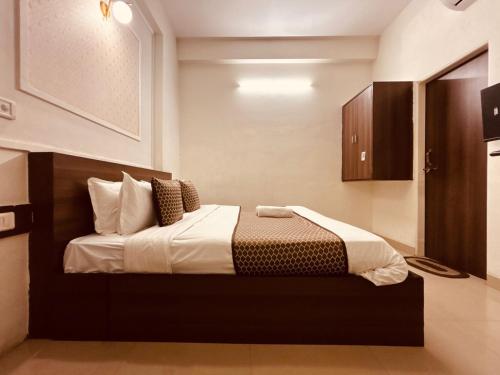 a bedroom with a bed in a room at Majestic Heights Hotel in Jaipur