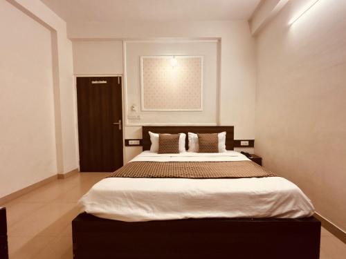 a bedroom with a large bed in a room at Majestic Heights Hotel in Jaipur