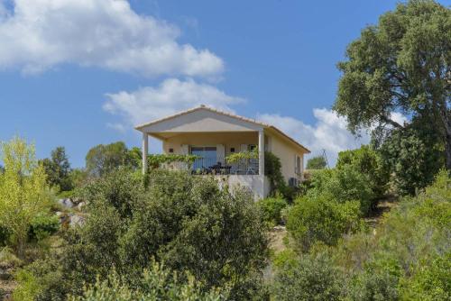 コンカにあるCATALINA 1-Villa Alivi- Piscine en résidence- vue mer- plage à piedsの茂みの丘の上の家