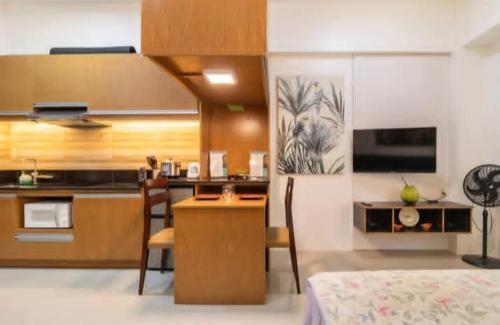 a room with a kitchen and a dining room at Pagusara's Entire Home Vacation in Cebu City