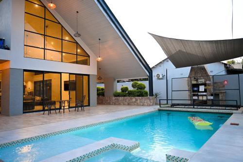 Architect-Designed Home with Pool 내부 또는 인근 수영장