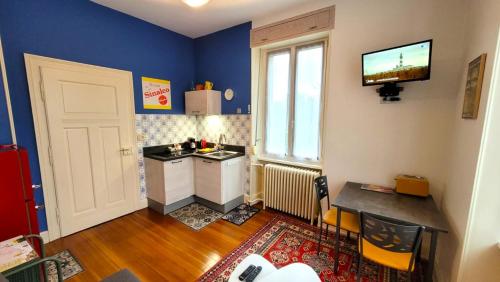 a room with a kitchen with a table and a window at Le Jardin des Roses - parking gratuit dans la rue - gare à 500 m in Saverne