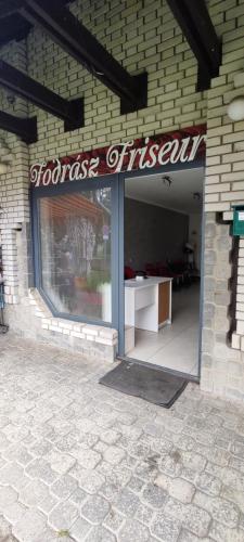Bamboo Thai saloon