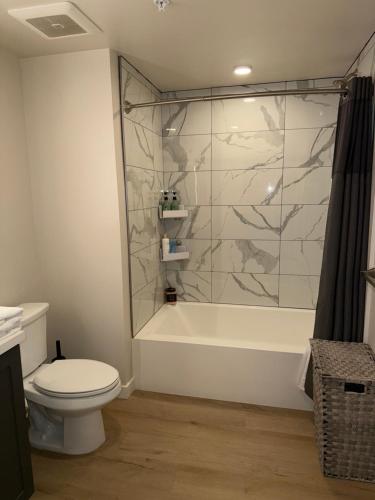 ein Badezimmer mit Badewanne, Toilette und Dusche in der Unterkunft Elevated Escape Luxury 1BR in Hollywood in Los Angeles