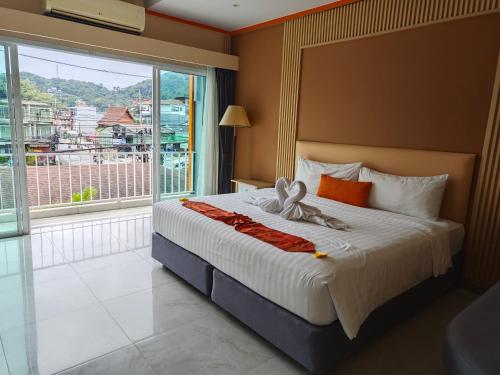 Ένα ή περισσότερα κρεβάτια σε δωμάτιο στο Chabana Kamala Hotel