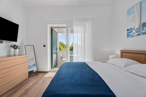 Postel nebo postele na pokoji v ubytování NEW! Villa Admiral: Your Idyllic Retreat in rural area of Trogir hinterland