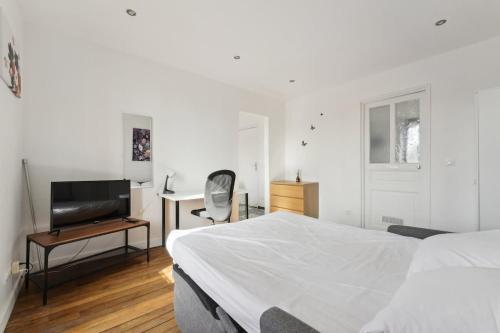 TV a/nebo společenská místnost v ubytování Cozy Studio avec Parking Charleville