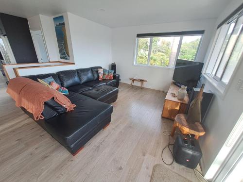 Gallery image of Stairway to Heaven - Stylish Beachside 3 Bdm House with amazing harbour views and beach access in Tamaterau