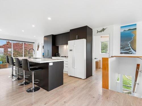 Gallery image of Stairway to Heaven - Stylish Beachside 3 Bdm House with amazing harbour views and beach access in Tamaterau