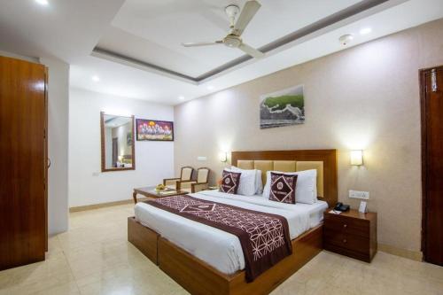 a bedroom with a large bed and a ceiling at The Lohmod Premier Aerocity on NH-8 Mahipalpur Delhi Airport in New Delhi