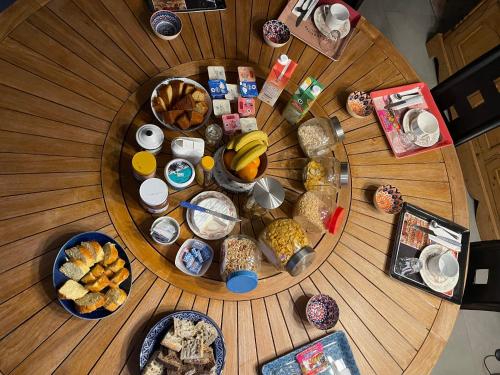 una vista aérea de una mesa llena de alimentos para el desayuno en Au repos du Lezard , l italienne, en Durtal